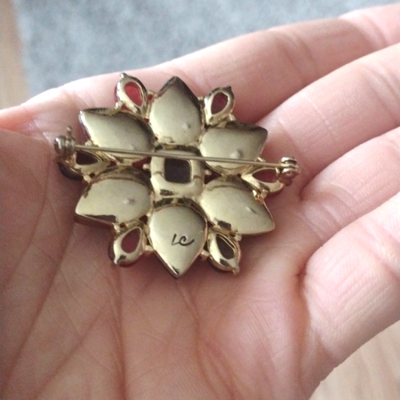 LC LAUREN CONRAD VINTAGE SHADES OF RED ORANGE RESIN GOLD-TONE FLORAL 1.8"BROOCH - Picture 5 of 8